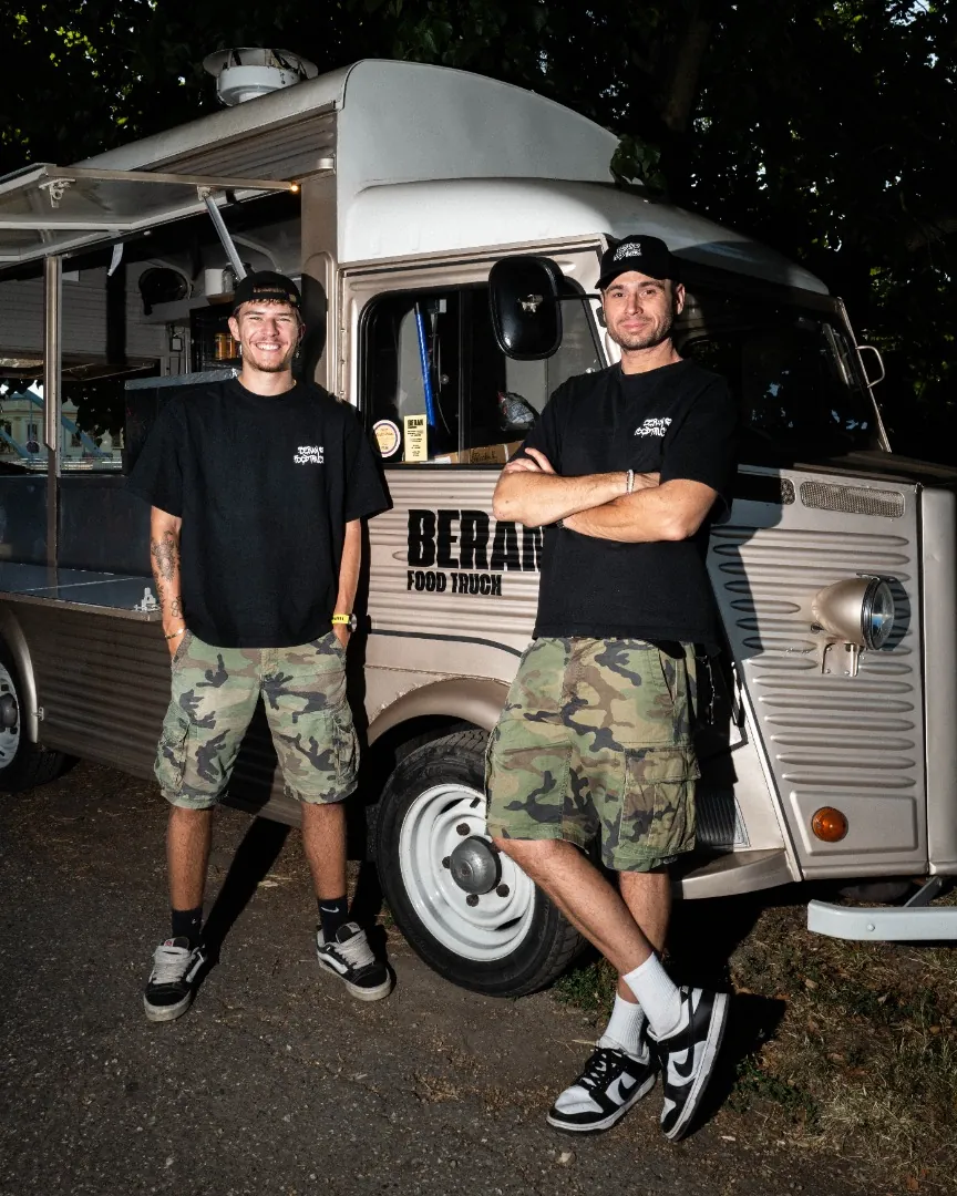 Tým Beran Food Truck před svým vozem